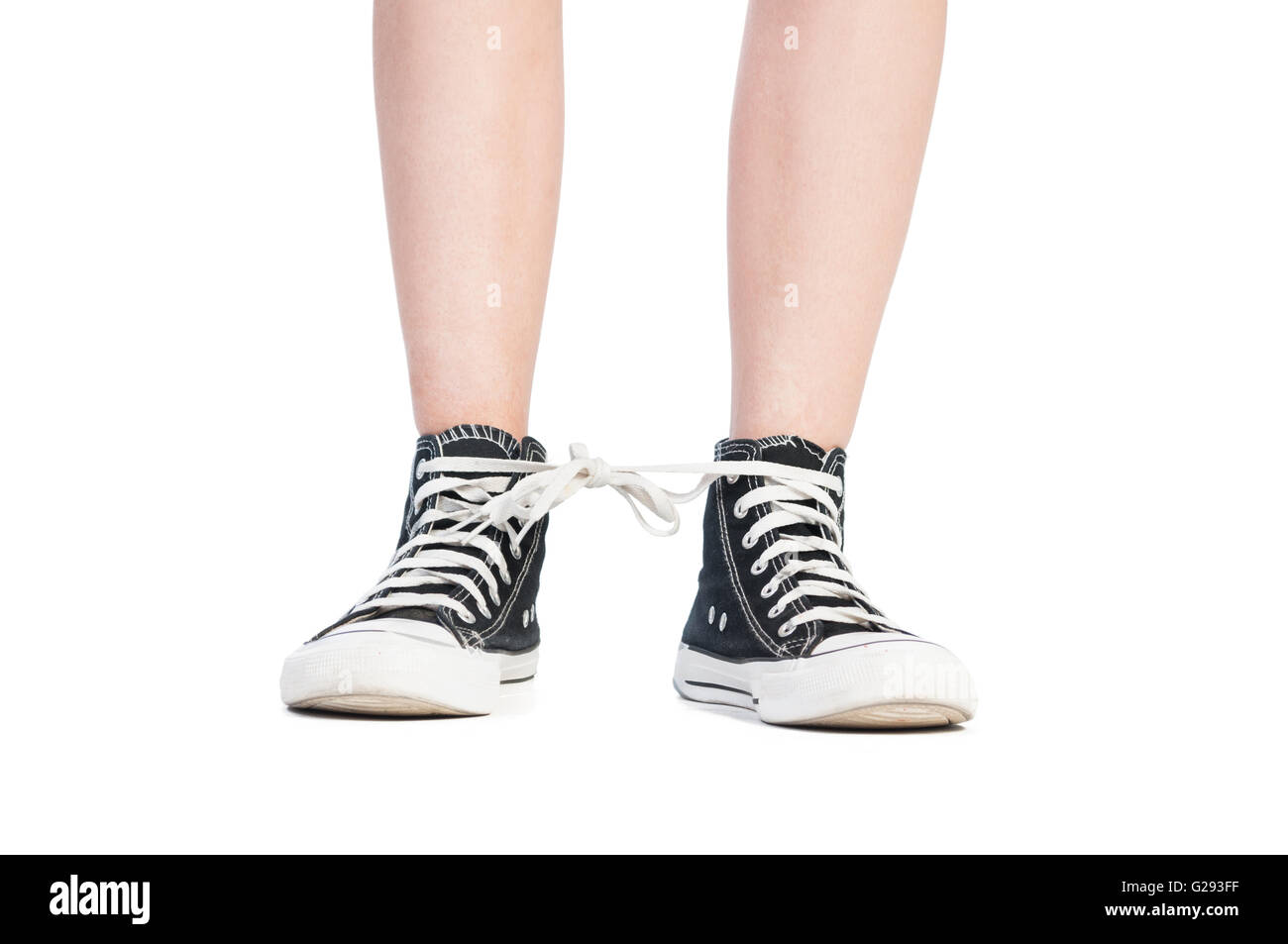 Lacci delle scarpe beffa utilizzando teen sneakers Foto Stock