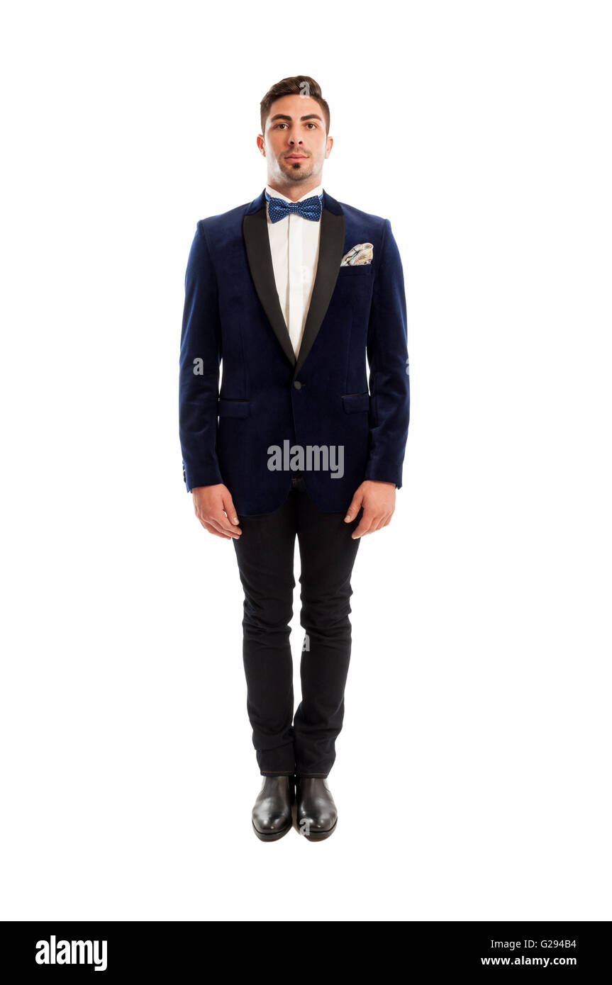 Un modello maschile che indossa abito elegante ed il filtro bow tie ponendo in posizione diritta su bianco di sfondo per studio Foto Stock