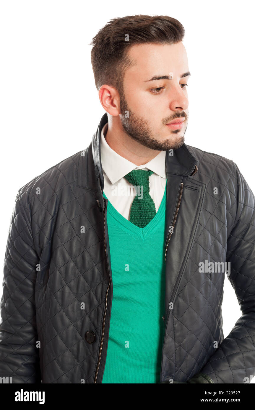 Bel maschio modello indossando Elegante giacca di pelle su maglione verde,  una camicia bianca e cravatta Foto stock - Alamy