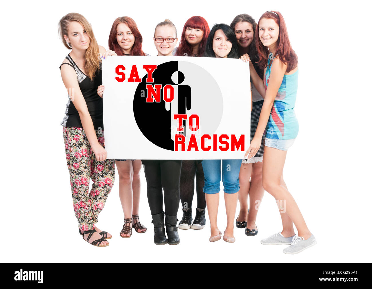 Dire no al razzismo testo concetto illustrazione ha scritto sulla grande carta bianca attesa da teen ragazze Foto Stock