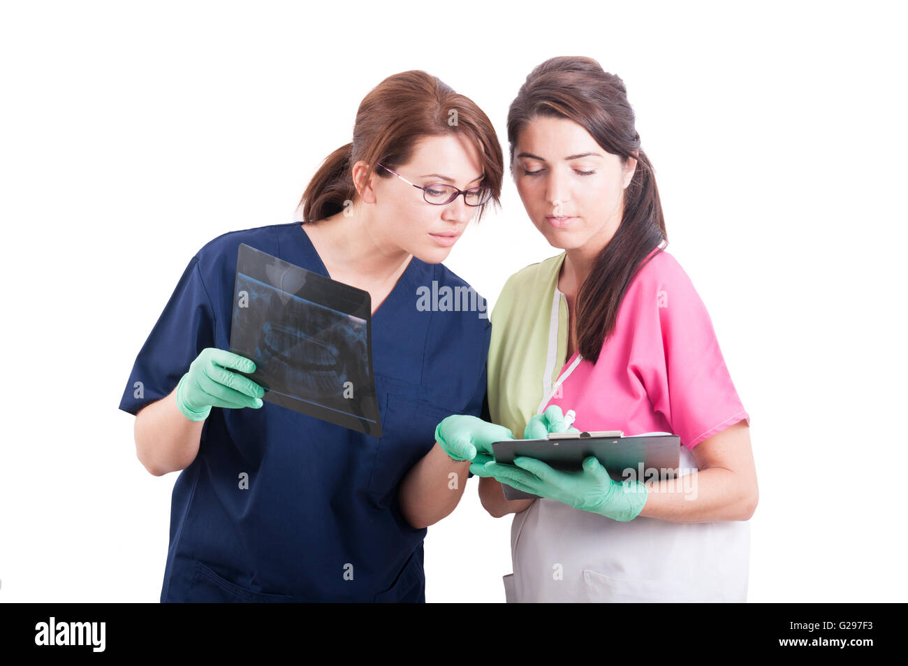 Professional team dentale analisi di raggi x o raggi x. Medici di sesso femminile su sfondo bianco Foto Stock