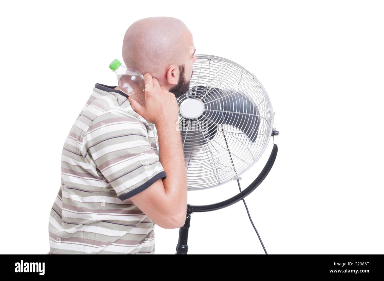 L'uomo il raffreddamento con ventilatore di soffiaggio e di acqua fredda  isolato su bianco Foto stock - Alamy