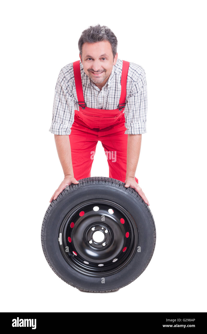 Sorridente e meccanico auto ruota con pneumatico nero isolato su sfondo bianco Foto Stock