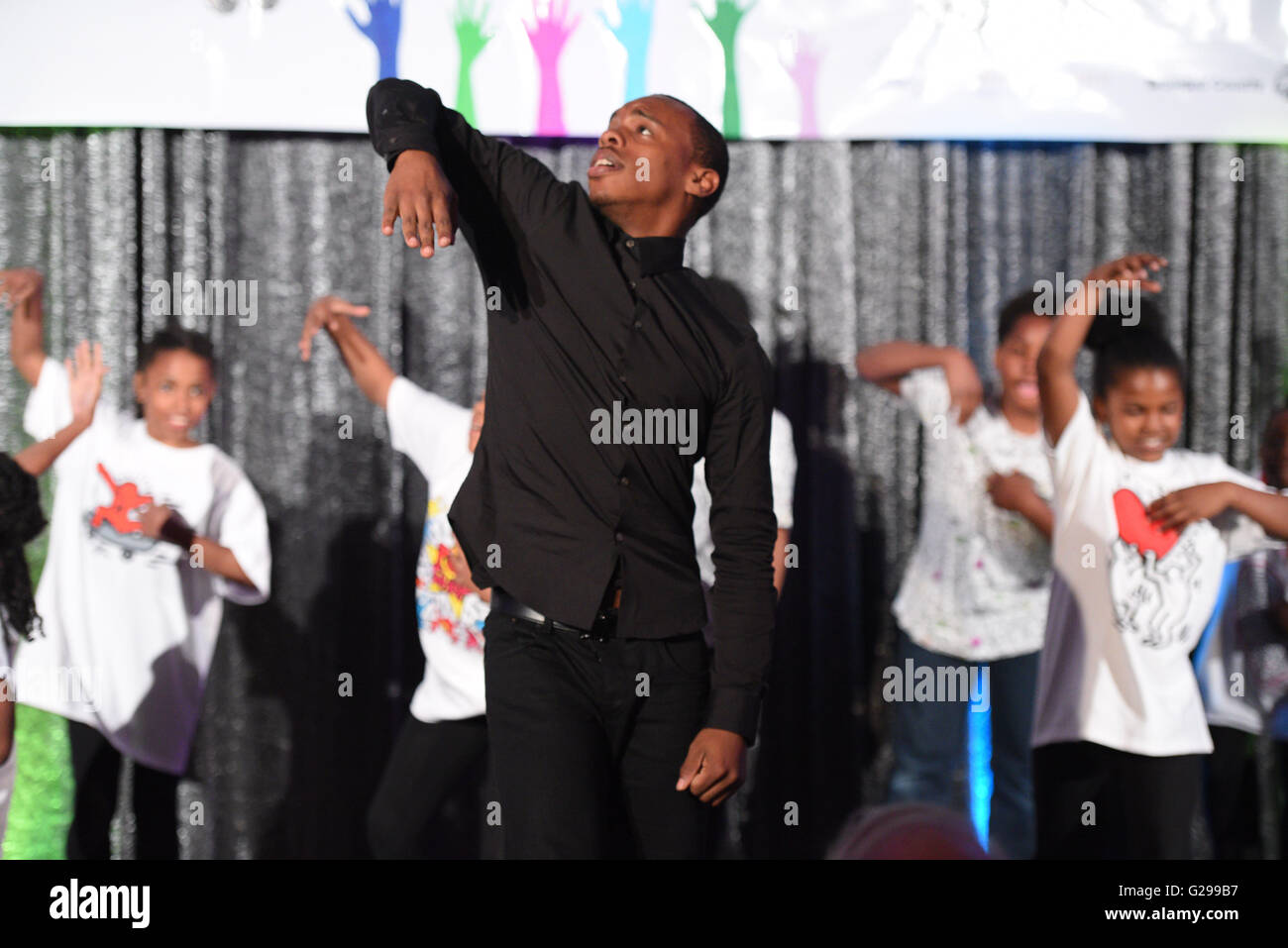 Washington, Distretto di Columbia, Stati Uniti d'America. 25 Maggio, 2016. Ballerino, CHARLES BUCK LIL Riley Performing con i bambini del turnaround Arts Bridgeport durante la Casa Bianca talent show. Il talent show è stato tenuto nella Sala Est della Casa Bianca Credito: Ricky Fitchett/ZUMA filo/Alamy Live News Foto Stock