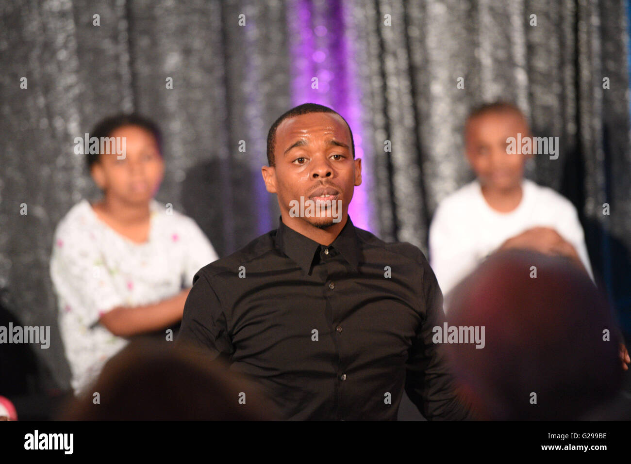 Washington, Distretto di Columbia, Stati Uniti d'America. 25 Maggio, 2016. Ballerino, CHARLES BUCK LIL Riley Performing con i bambini del turnaround Arts Bridgeport durante la Casa Bianca talent show. Il talent show è stato tenuto nella Sala Est della Casa Bianca Credito: Ricky Fitchett/ZUMA filo/Alamy Live News Foto Stock