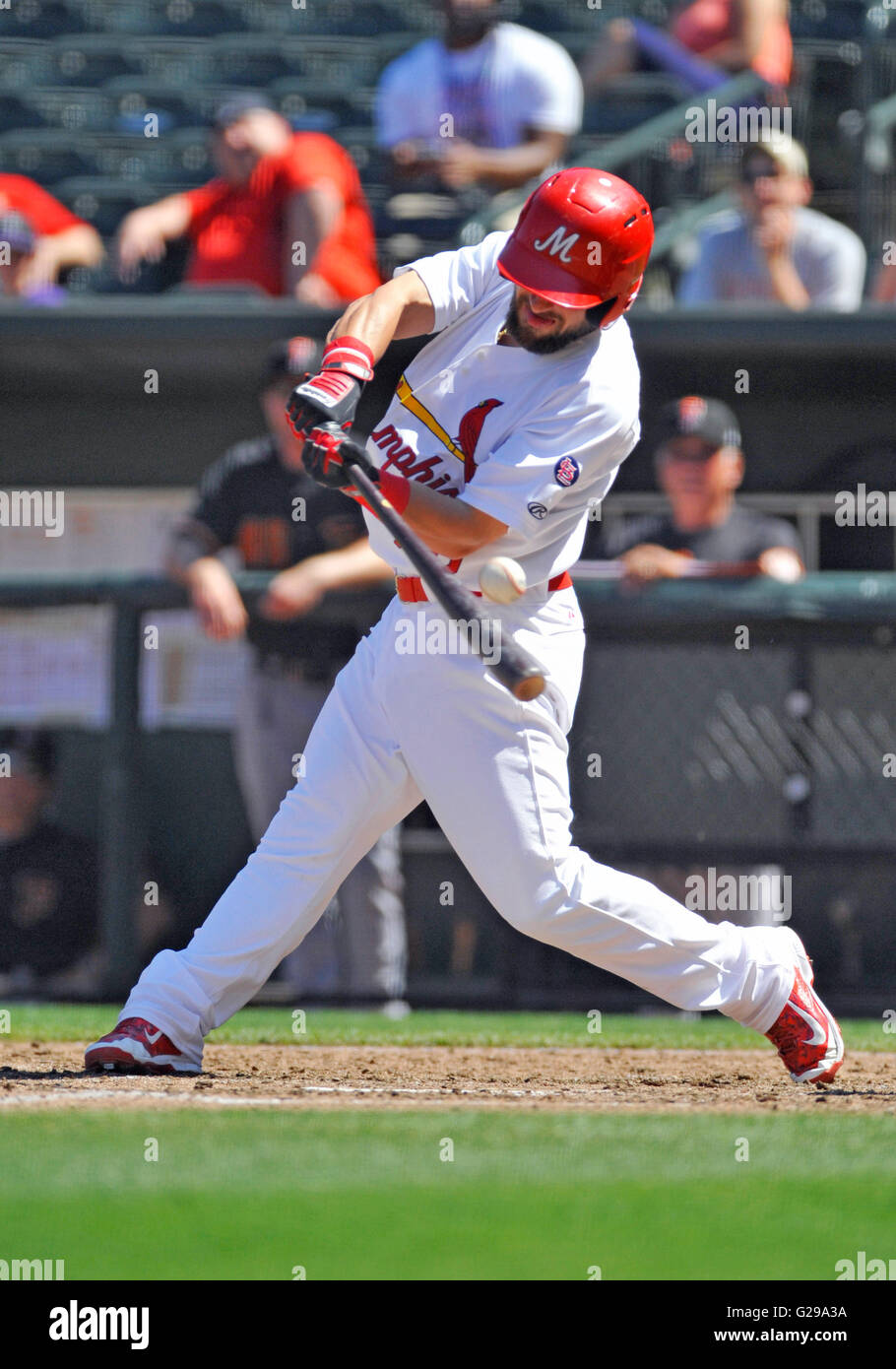 Memphis, TN, Stati Uniti d'America. 22 Maggio, 2016. Memphis outfielder Nick Martini colpisce un fallo palla durante il quarto inning di MiLB baseball gioco tra il Round Rock Express e Memphis Redbirds al parco Autozone a Memphis, TN. Memphis ha vinto 8-1. Austin McAfee/CSM/Alamy Live News Foto Stock