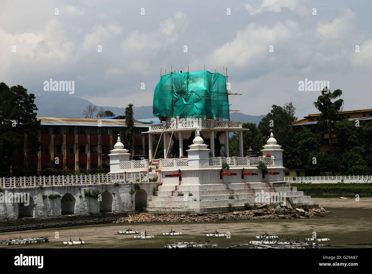 Kathmandu. 25 Maggio, 2016. Foto scattata il 25 Maggio 2016 mostra un tempio interno Ranipokhari, una storica laghetto artificiale sotto la ricostruzione, a Kathmandu, Nepal. Lo stagno è stato costruito nel XVII secolo e fu gravemente danneggiato durante il forte terremoto che ha colpito il 25 aprile dello scorso anno. Credito: Sunil Sharma/Xinhua/Alamy Live News Foto Stock