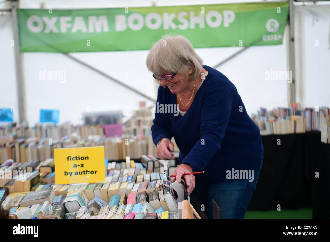 Hay on Wye, Wales, Regno Unito. 26 Maggio, 2016. Il giorno di apertura del Festival di fieno 2016, e una donna ordina la seconda mano libri nell'Oxfam store sul sito del festival Photo credit: keith morris/Alamy Live News Foto Stock