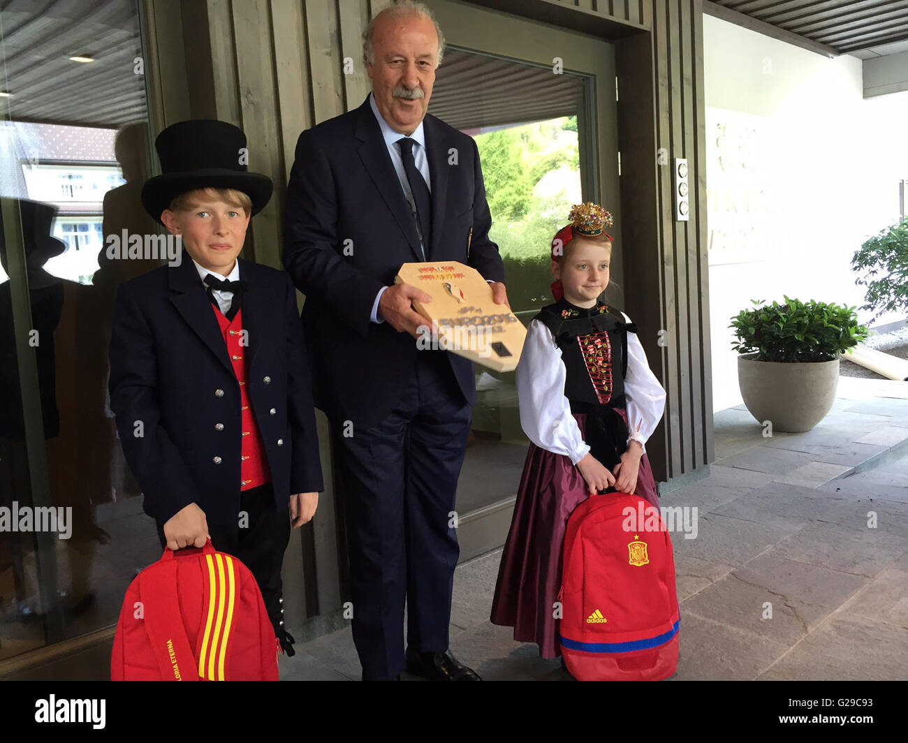 Schruns, Austria. 26 Maggio, 2016. Due bambini in costumi tradizionali accogliente la nazionale spagnola di coach Vicente del Bosque (c) in Schruns, Austria, 26 maggio 2016. La nazionale spagnola di calcio team si prepara per il prossimo campionato Europeo in Francia in un campo di addestramento in Austria. Foto: ULRIKE GIOVANNI/dpa/Alamy Live News Foto Stock