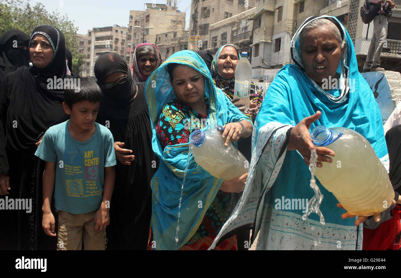 I residenti di Kharadar stanno protestando contro la fornitura di sporco antigienico acqua mediante le linee di Karachi Scheda di acqua che sta causando problemi di salute durante la dimostrazione a Kharadar a Karachi il giovedì, 26 maggio 2016. Foto Stock