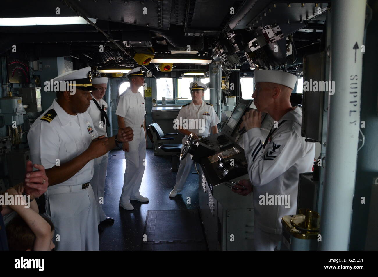 Brooklyn, New York, Stati Uniti d'America. 26 Maggio, 2016. flotta settimana 2016 new york Brooklyn New York deck uss farragut marinai Credito: simon leigh/Alamy Live News Foto Stock