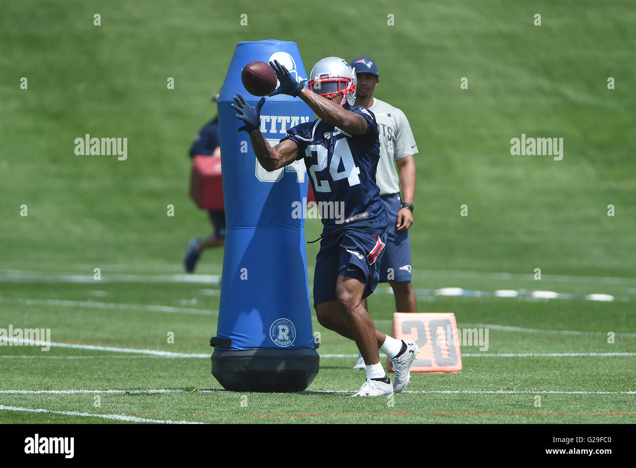 Giovedì 26 Maggio 2016: New England Patriots cornerback Cyrus Jones (24) linee fino a prendere a New England Patriots team organizzato attività svolte sul campo pratica a Gillette Stadium, in Foxborough, Massachusetts. Eric Canha/CSM Foto Stock