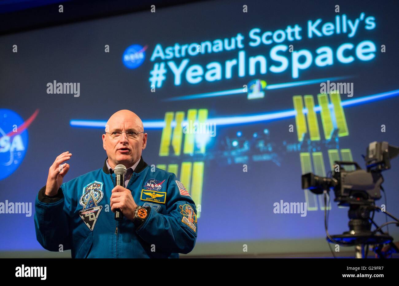 Ex astronauta della NASA Scott Kelly parla di suo tempo a vivere e lavorare a bordo della Stazione Spaziale Internazionale durante un'agenzia vasta tutte le mani con la manifestazione presso la sede centrale della NASA 25 Maggio 2016 a Washington, DC. Kelly è il primo americano a spendere 1-anno nello spazio a bordo della Stazione Spaziale Internazionale. Foto Stock