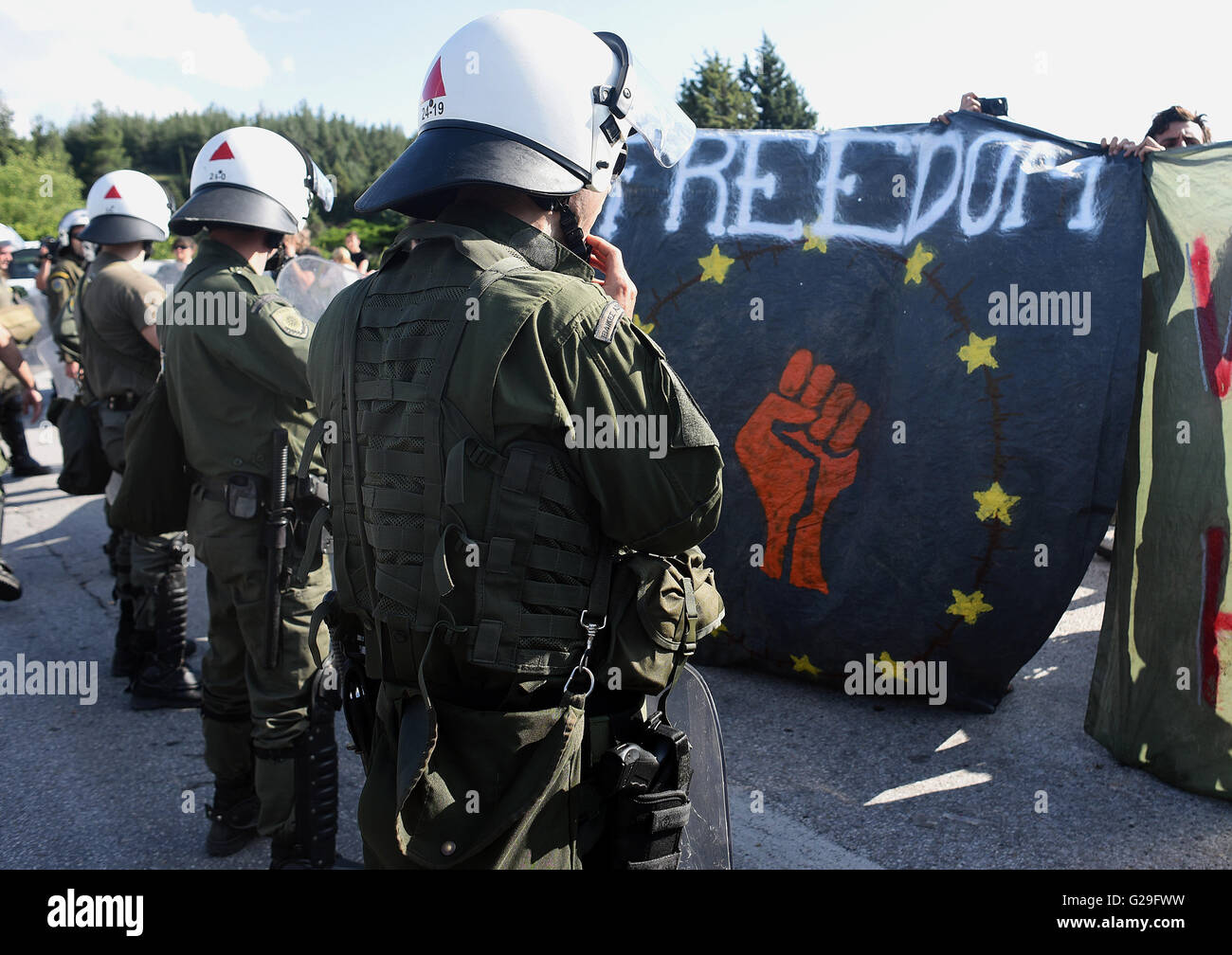 Idomeni, Grecia. Xxiv Maggio, 2016. Persone protestano in corrispondenza del punto in cui poliziotti antisommossa bloccato la strada che porta al confine campo di Idomeni, vicino il greco-EX REPUBBLICA IUGOSLAVA DI MACEDONIA le frontiere, il 24 maggio 2016. Polizia greca evacuato il ripiego Refugee Camp in Idomeni e trasferito la maggior parte di essi alle nuove strutture di hosting in Sindos Derveni e vicino al nord della città greca di Salonicco. Solo 1.500 migranti sono stati lasciati in Idomeni. ©Elias Verdi/Alamy Live News Foto Stock