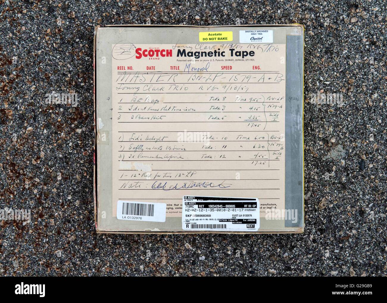 North Hills, in California, Stati Uniti d'America. 25 Maggio, 2016. L'originale nastro master di un album 1957, Sonny Clark Trio, dal pianista jazz Sonny Clark è fotografato a Kevin Gray's Cohearent Audio Studio. Fondata nel 1978, questioni di musica Jazz è dedicato al re-rilasciando nuovi pressature storico di Blue Note Records titoli jazz su 45 e 33 giri/min, 180g vinile vergine. Ciascuno di ri-rilasciato album jazz è restaurata e rimasterizzata dal master originale nastri analogici e caratteristiche la mitica Blue Note di copertina con gatefold giacche e altre foto dalle sessioni originali.(Immagine di credito: © Brian Cahn via Foto Stock
