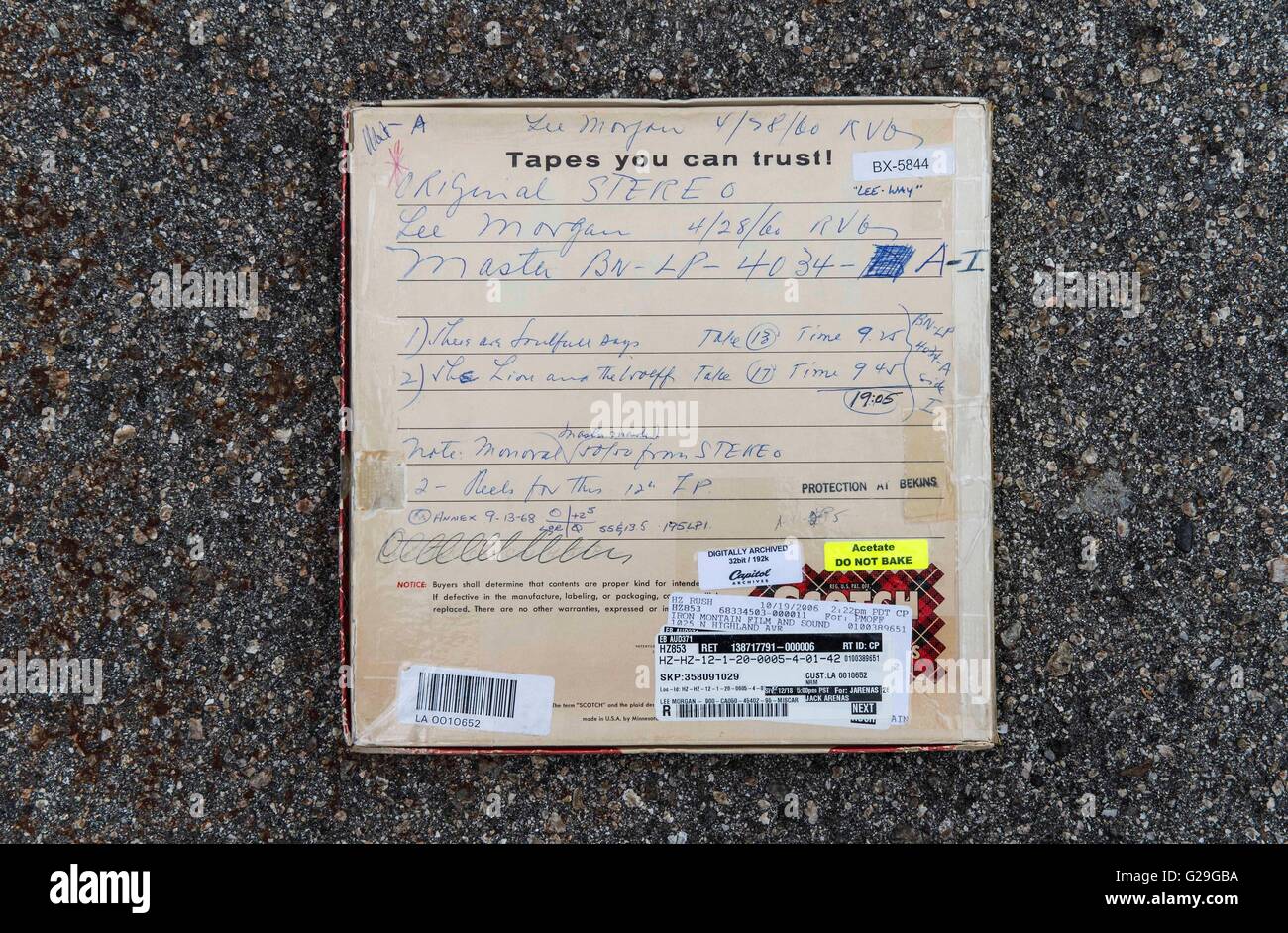 North Hills, in California, Stati Uniti d'America. 25 Maggio, 2016. Una scatola contenente l'originale nastro master di un album del 1960, di un margine di manovra dal trombettista jazz Lee Morgan è fotografato a Cohearent Audio Studio. Fondata nel 1978, questioni di musica Jazz è dedicato al re-rilasciando nuovi pressature storico di Blue Note Records titoli jazz su 45 e 33 giri/min, 180g vinile vergine. Ciascuno di ri-rilasciato album jazz è restaurata e rimasterizzata dal master originale nastri analogici e caratteristiche la mitica Blue Note di copertina con gatefold giacche e altre foto dalle sessioni originali.(Immagine di credito: © Brian Cahn via ZUMA Wi Foto Stock