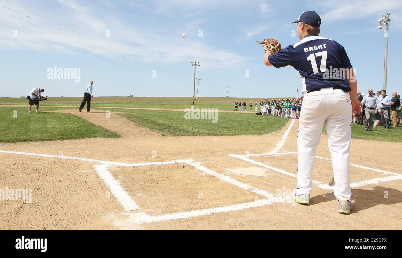 Dyersville, Iowa, USA. 26 Maggio, 2016. Dyersville little League player Mitchell Brant di catture per MLB Hall of Fame pitcher John Smoltz lanci un paio di palle di prima dell'annuncio che il Baseball Hall of Fame Touring presentano inizierà a Davenport, Iowa 3 luglio attraverso il 10th, 2016 © Quad-City volte/ZUMA filo/Alamy Live News Foto Stock