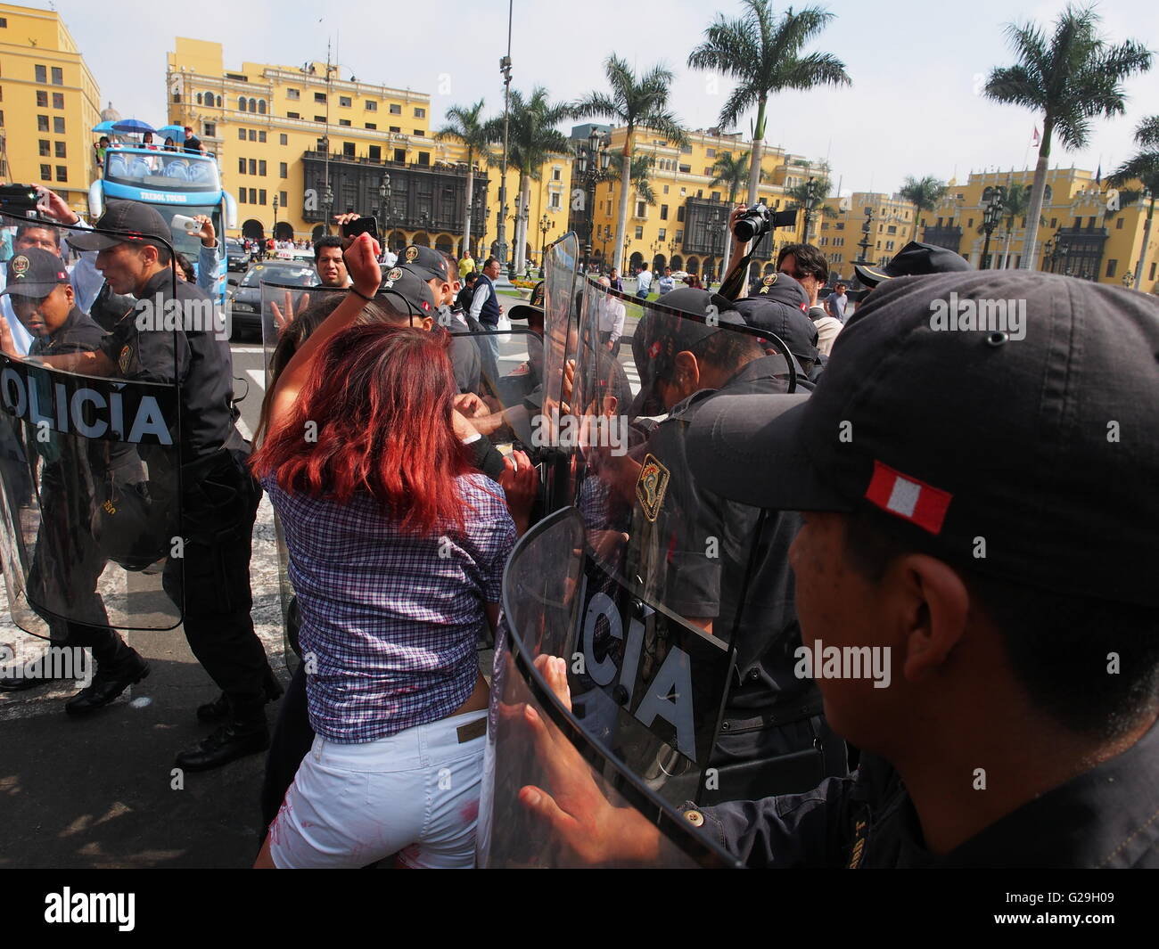 Lima, Perù. 26 Maggio, 2016. Un picchetto di attivisti hanno protestato davanti al palazzo del governo contro la candidatura di Keiko Fujimori. Un gruppo di donne con abiti strappati e macchiati con vernice rossa ha protestato in piazza principale anche inte Saint Martin Square, avevano pancartes con lo slogan "mangiare per Narco membro " e sono stati sfrattati dalla polizia. Credito: Carlos García Granthon/Alamy Live News Foto Stock