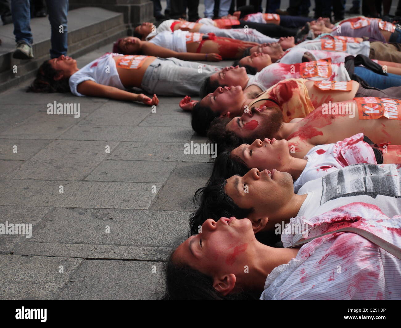 Lima, Perù. 26 Maggio, 2016. Un picchetto di attivisti hanno protestato davanti al palazzo del governo contro la candidatura di Keiko Fujimori. Un gruppo di donne con abiti strappati e macchiati con vernice rossa ha protestato in piazza principale anche inte Saint Martin Square, avevano pancartes con lo slogan "mangiare per Narco membro " e sono stati sfrattati dalla polizia. Credito: Carlos García Granthon/Alamy Live News Foto Stock