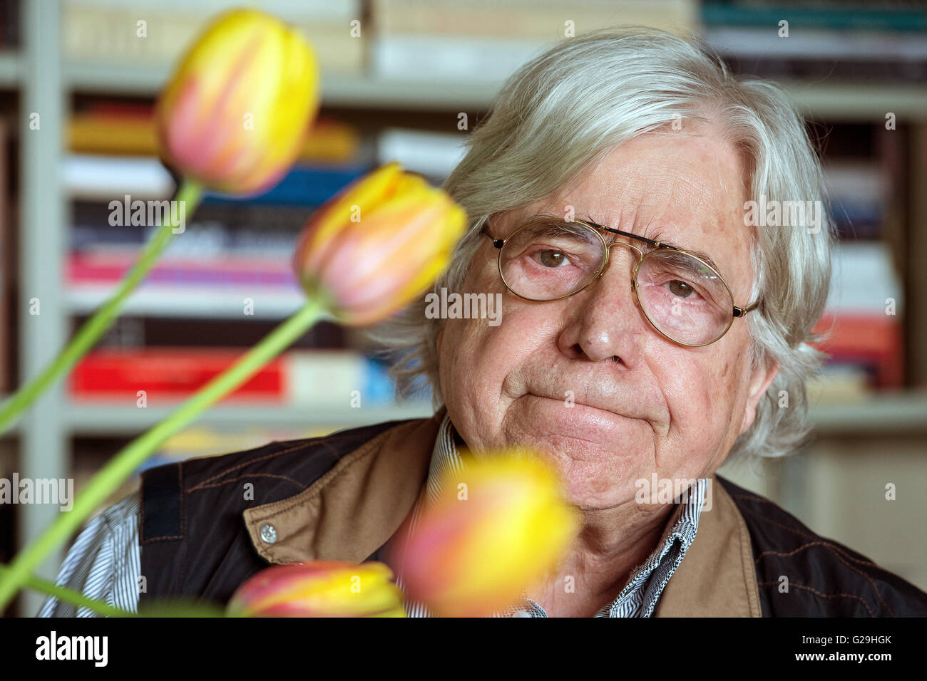 Wuppertal, Germania. Il 10 maggio, 2016. Il professore emerito di estetica e di filosofia, Bazon Brock si siede nel suo soggiorno a Wuppertal, Germania, 10 maggio 2016. Brock celebra il suo ottantesimo compleanno il 02 giugno 2016. Foto: Federico Gambarini/dpa/Alamy Live News Foto Stock