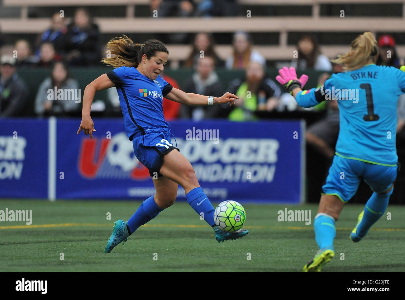 Seattle Reign Paige Neilsen (12) prende un colpo contro l'Arsenal il goalie, Emma Byrne (1) nella loro amichevole internazionale partita di calcio presso il Memorial Stadium, Seattle, WA. La partita amichevole si è conclusa in un 1-1 cravatta. Jeff Halstead/Cal Sport Media, ©Jeff Halstead/CSM Foto Stock