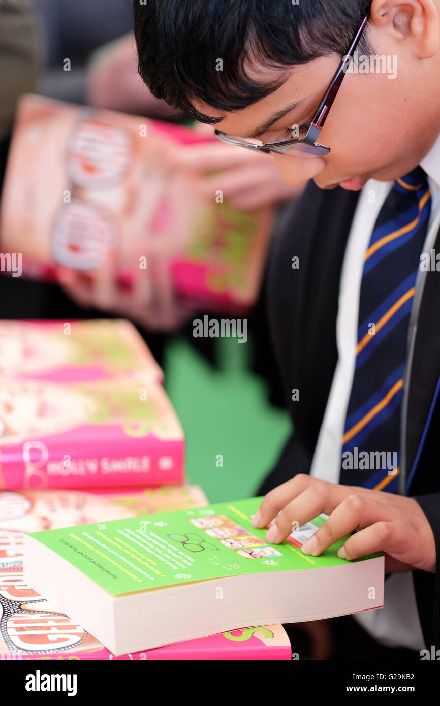 Hay Festival in Galles, Regno Unito, maggio 2016. Un allievo esplora i libri in vendita presso il bookshop del Festival. La seconda giornata del fieno Festival propone una selezione di eventi volti a i bambini della scuola secondaria - circa 3.000 scolari parteciperà oggi. Foto Stock