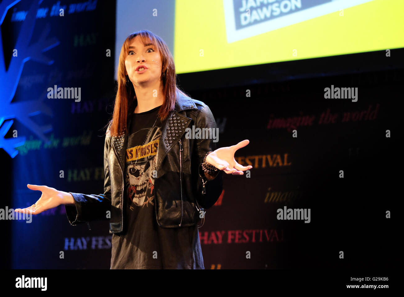 Hay on Wye, Wales, Regno Unito. 27 Maggio, 2016. Bambini Juno autore Dawson precedentemente noto come James Dawson - è un multi premiato transgender autore di dark thriller, romance contemporaneo e non-fiction per giovani adulti per un pubblico di i bambini della scuola secondaria il giorno 2 del fieno Festival. Foto Stock