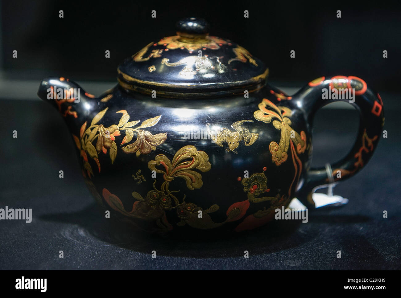 (160527) -- HONG KONG, 27 maggio 2016 (Xinhua) -- Foto scattata il 27 di maggio mostra una teiera della Dinastia Qing (1644-1911) ad una anteprima della primavera 2016 Vendite di Tokyo Chuo Auction in Hong Kong, Cina del sud. L'asta avrà inizio a partire dal mese di maggio 29 a 30. (Xinhua/Ng Wing Kin) (wyl) Foto Stock