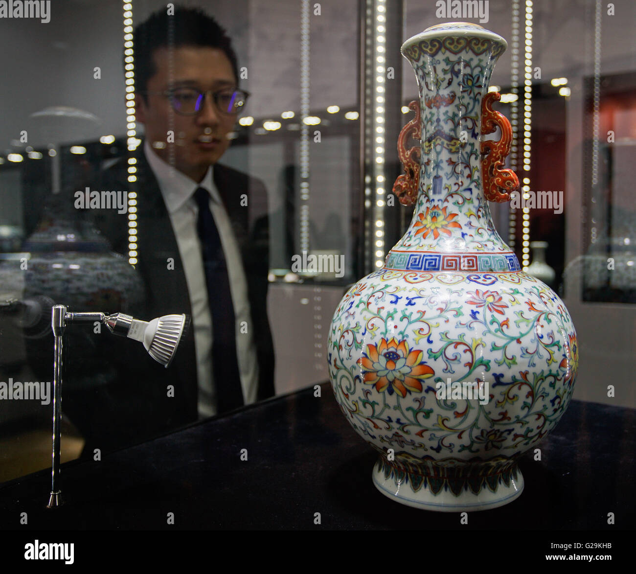 (160527) -- HONG KONG, 27 maggio 2016 (Xinhua) -- Un visitatore appare in corrispondenza di un vaso ad una anteprima della primavera 2016 Vendite di Tokyo Chuo Auction in Hong Kong, Cina del Sud, 27 maggio 2016. L'asta avrà inizio a partire dal mese di maggio 29 a 30. (Xinhua/Ng Wing Kin) (wyl) Foto Stock