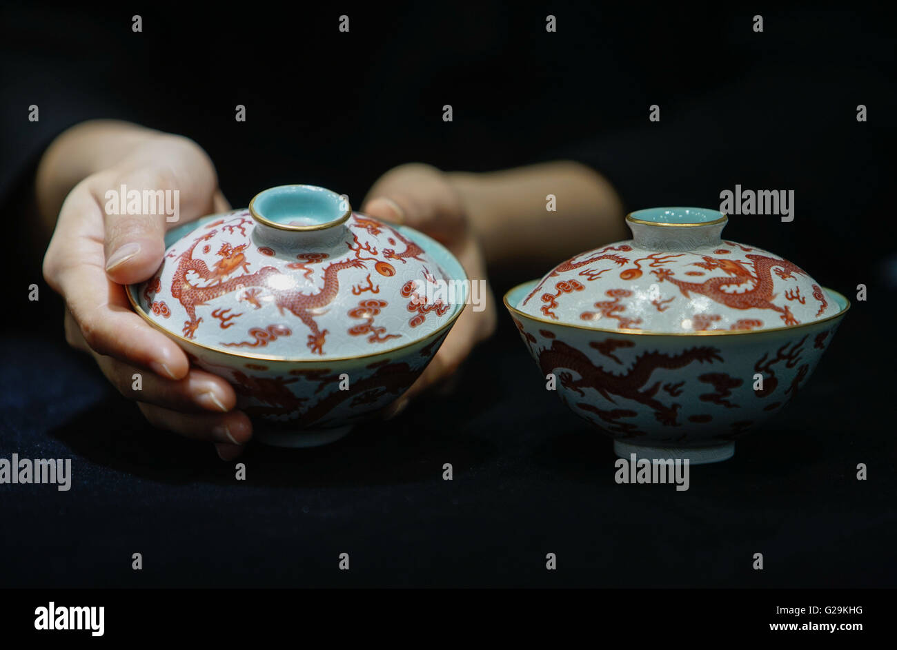 (160527) -- HONG KONG, 27 maggio 2016 (Xinhua) -- Foto scattata il 27 Maggio 2016 mostra una coppia di handleless tazze in una anteprima della primavera 2016 Vendite di Tokyo Chuo Auction in Hong Kong, Cina del sud. L'asta avrà inizio a partire dal mese di maggio 29 a 30. (Xinhua/Ng Wing Kin) (wyl) Foto Stock