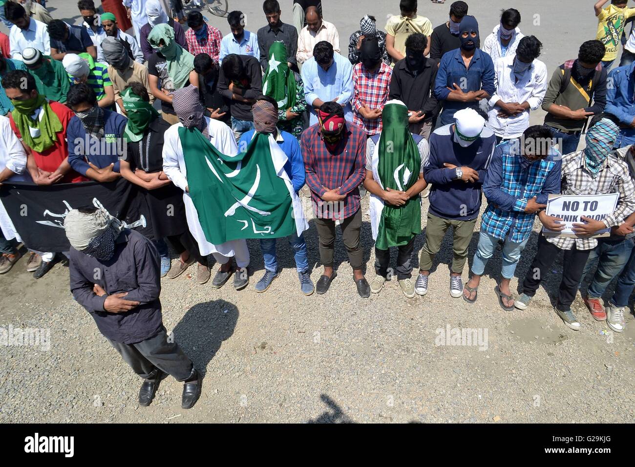 I musulmani del Kashmir offrire preghiere funebri in contumacia per i militanti che sono stati abbattuti di recente in area Saraibala di Srinagar. Foto Stock