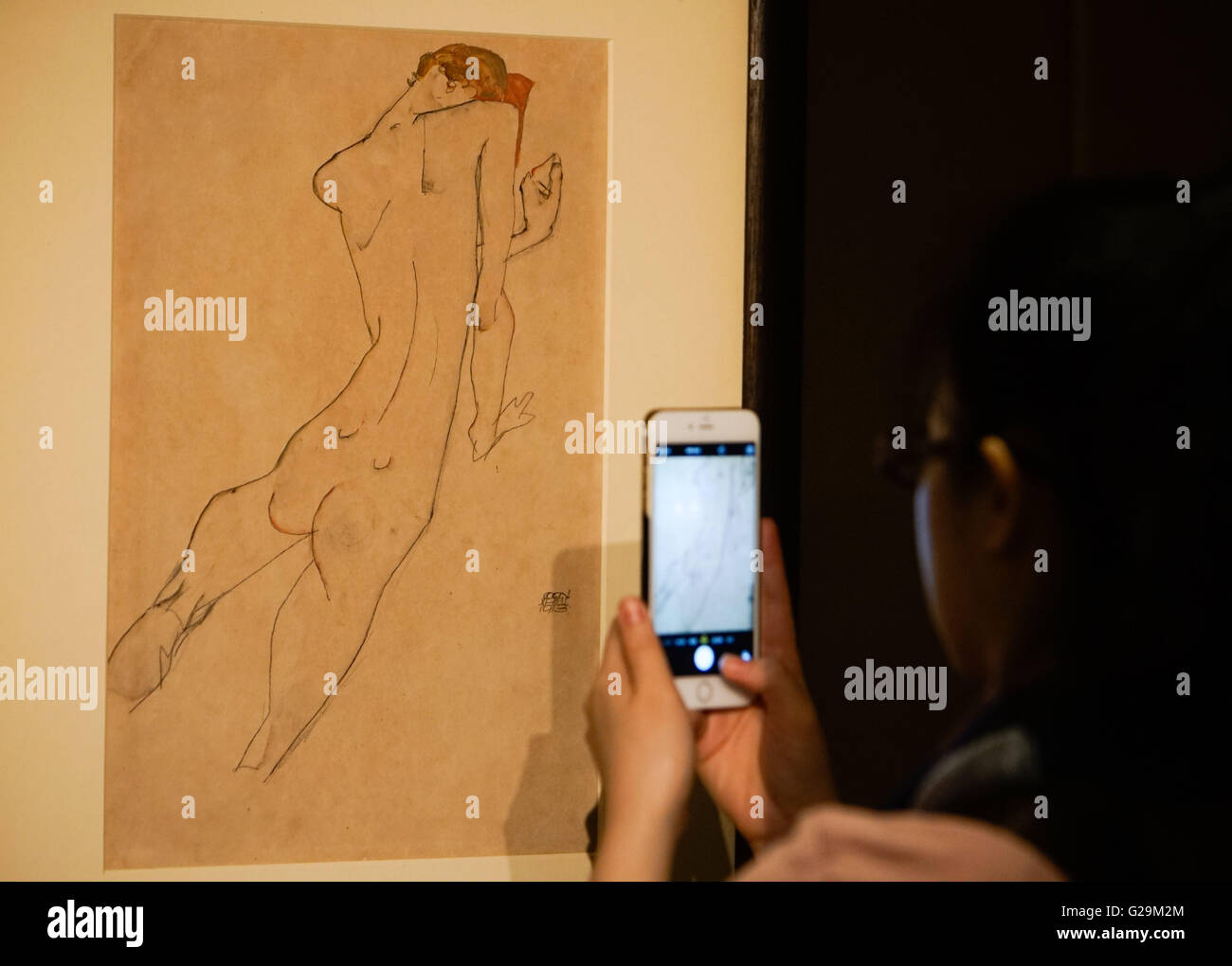 (160527) -- HONG KONG, 27 maggio 2016 (Xinhua) -- Un visitatore guarda un dipinto di Egon Schiele in Pacific Place in Hong Kong, 27 maggio 2016. Gli articoli all'asta di opere di Impressionisti e di arte moderna vendite sera, arte contemporanea serata d'Aste e Vecchi Maestri sera vendita erano visualizzati dal 26 maggio al 3 Giugno in Pacific Place in Hong Kong e le aste si terranno rispettivamente il 21 giugno 28 e il 6 luglio. (Xinhua/Ng Wing Kin) (wyl) Foto Stock