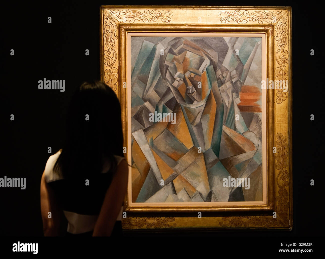 (160527) -- HONG KONG, 27 maggio 2016 (Xinhua) -- Un visitatore guarda Femme assise di Pablo Picasso in Pacific Place in Hong Kong, 27 maggio 2016. Gli articoli all'asta di opere di Impressionisti e di arte moderna vendite sera, arte contemporanea serata d'Aste e Vecchi Maestri sera vendita erano visualizzati dal 26 maggio al 3 Giugno in Pacific Place in Hong Kong e le aste si terranno rispettivamente il 21 giugno 28 e il 6 luglio. (Xinhua/Ng Wing Kin) (wyl) Foto Stock