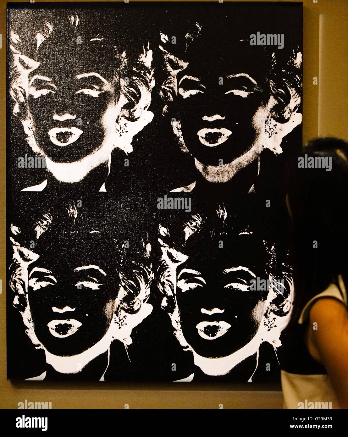 (160527) -- HONG KONG, 27 maggio 2016 (Xinhua) -- un visitatore esamina quattro Marilyns (inversione) Serie di Andy Warhol in Pacific Place in Hong Kong, 27 maggio 2016. Gli articoli all'asta di opere di Impressionisti e di arte moderna vendite sera, arte contemporanea serata d'Aste e Vecchi Maestri sera vendita erano visualizzati dal 26 maggio al 3 Giugno in Pacific Place in Hong Kong e le aste si terranno rispettivamente il 21 giugno 28 e il 6 luglio. (Xinhua/Ng Wing Kin) (wyl) Foto Stock