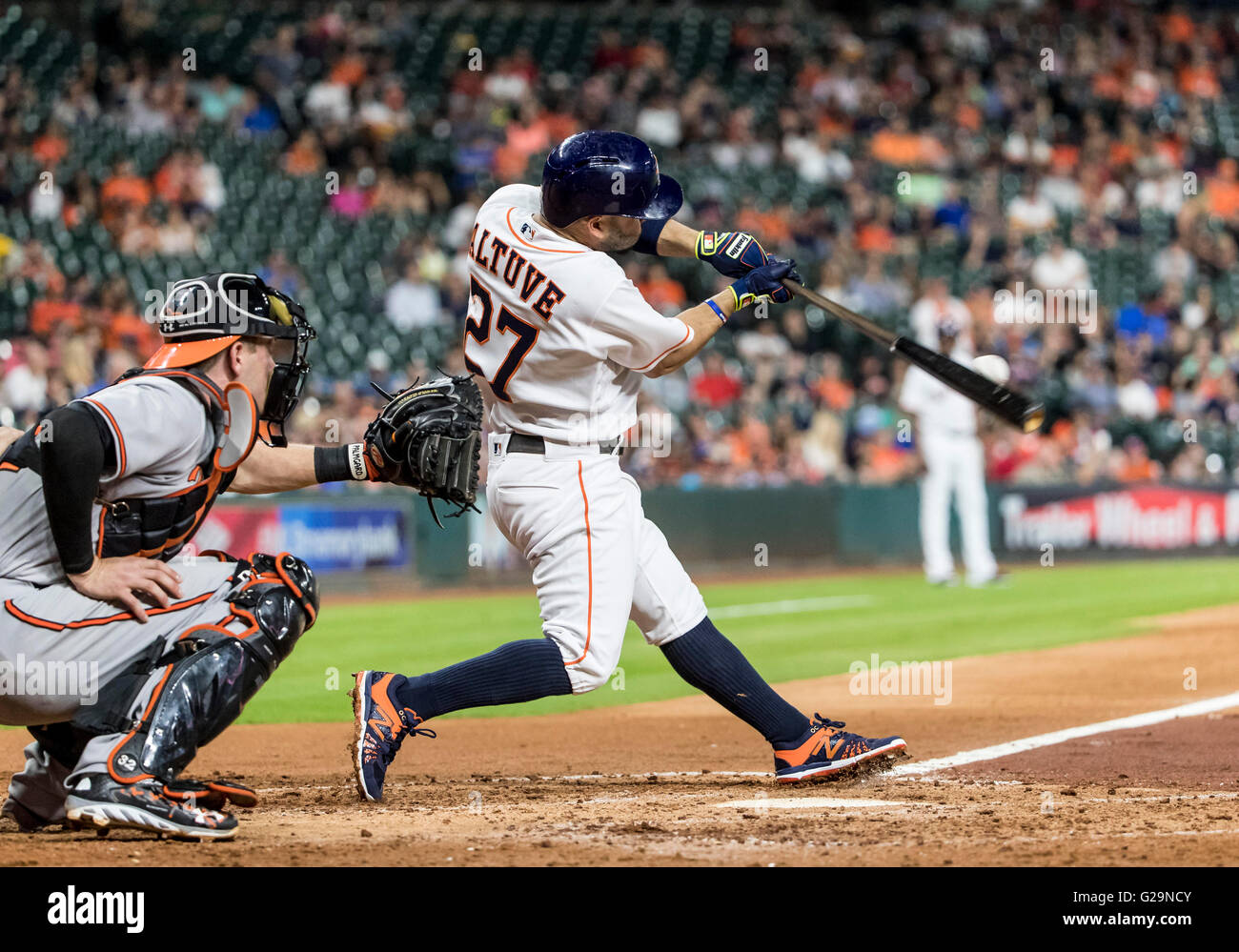 Houston, TX, Stati Uniti d'America. 26 Maggio, 2016. Houston Astros secondo baseman Jose Altuve (27) singles durante il Major League Baseball gioco tra il Baltimore Orioles e Houston Astros al Minute Maid Park a Houston, TX. Astros sconfitti gli Orioles 4-2 Tim Warner/CSM/Alamy Live News Foto Stock