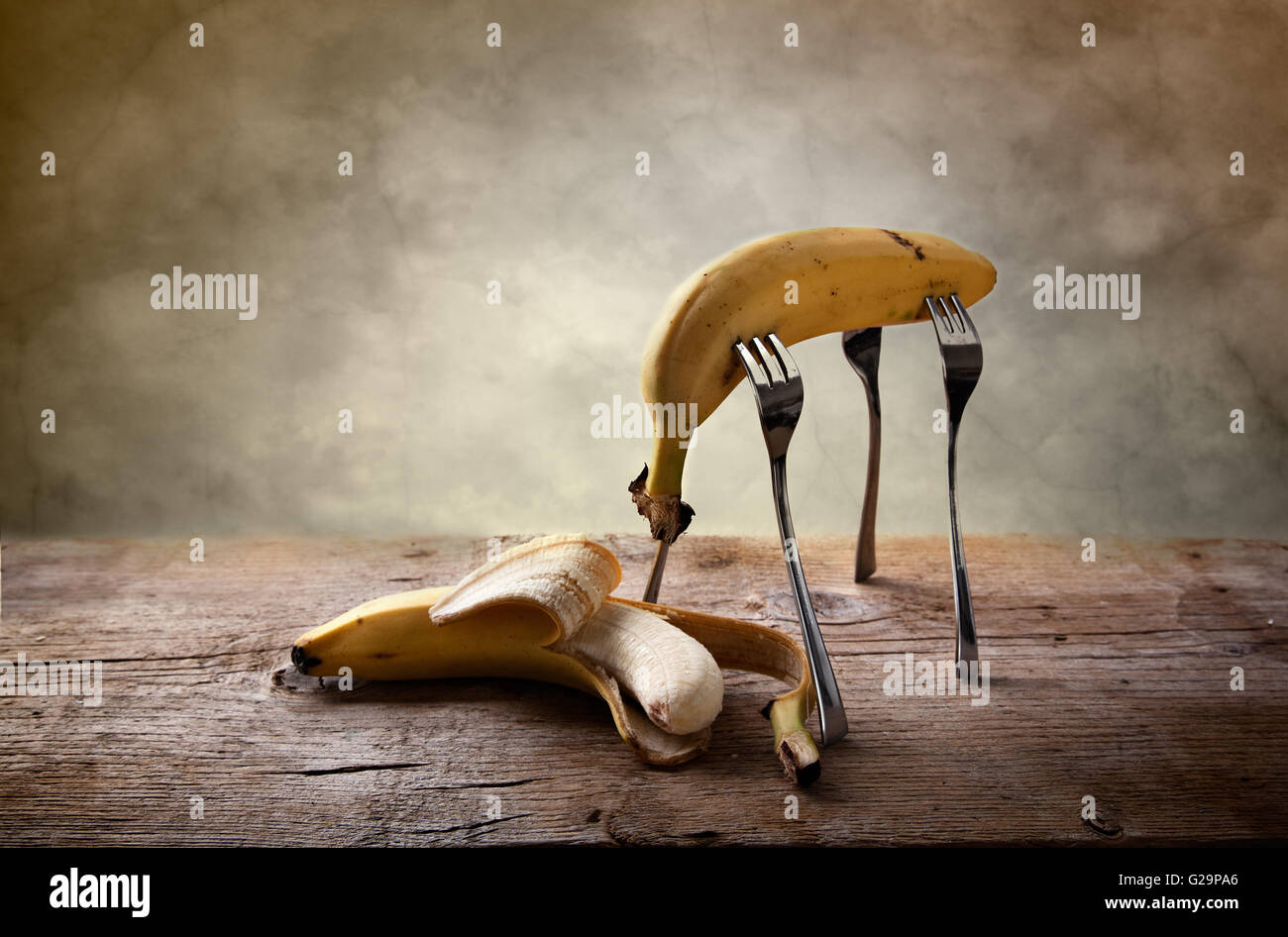 Still-Life con Banana bloccati su quattro forche Foto Stock