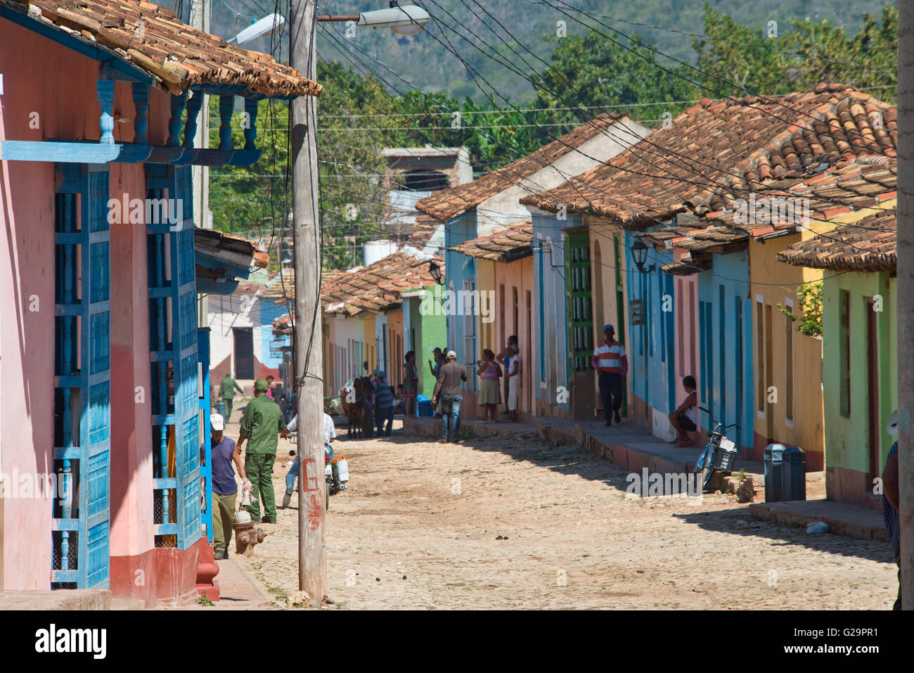 Tipico conservati colorati edifici coloniali case in una strada vicino al centro di Trinidad di Cuba. Foto Stock