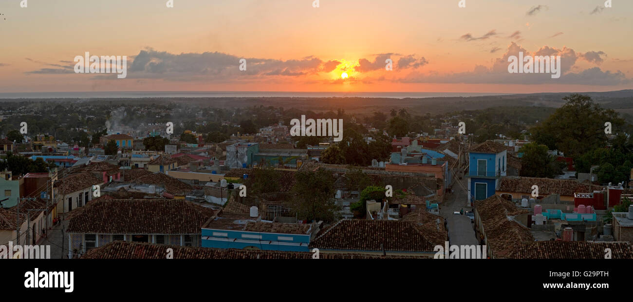 A 3 foto stitch vista panoramica su Trinidad al tramonto di sera presi dal Convento de San Francisco de Asís torre campanaria. Foto Stock