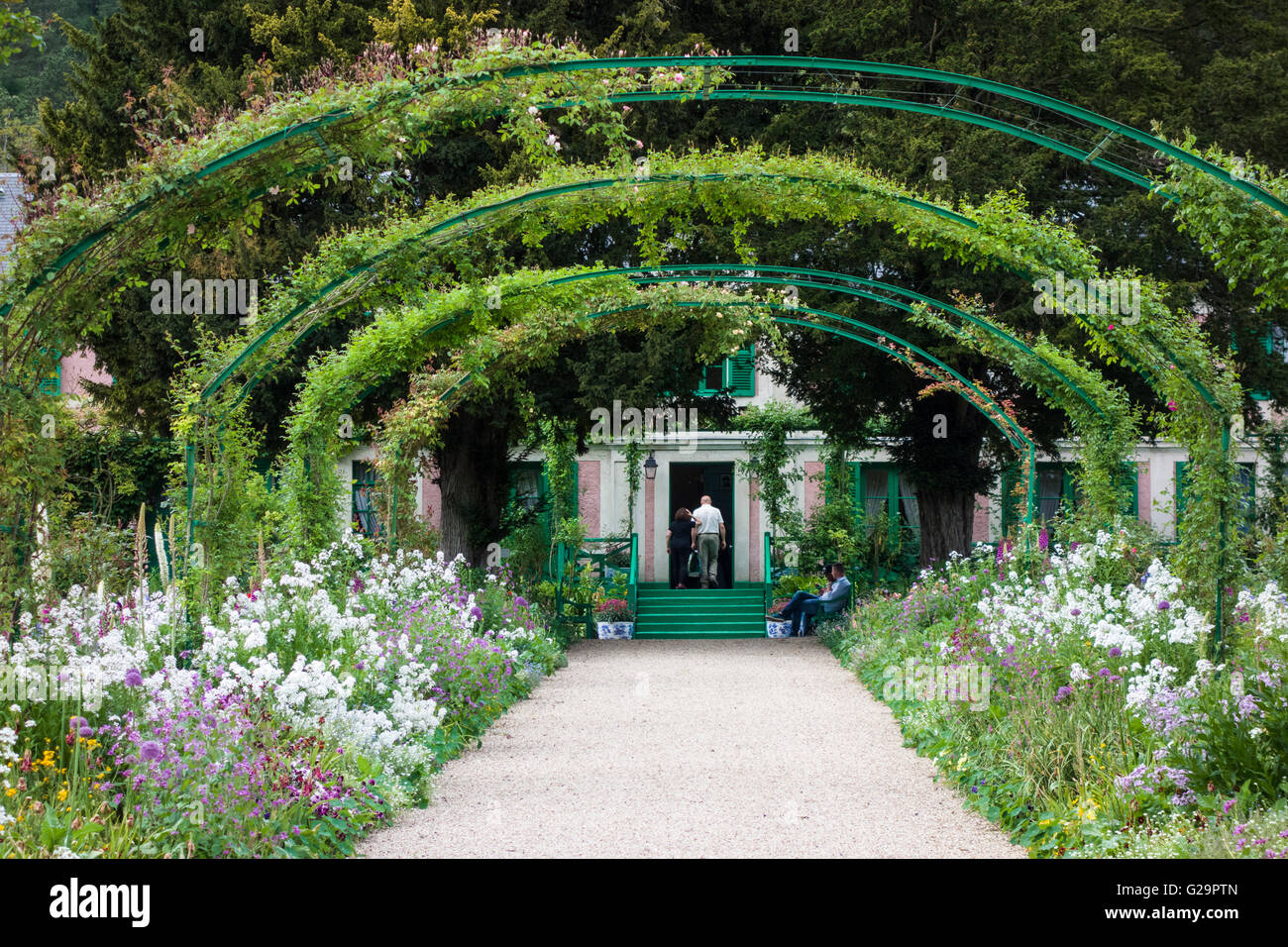 Di Monet giardino a Giverny, Normandia, Francia - Ingresso alla casa in background Foto Stock