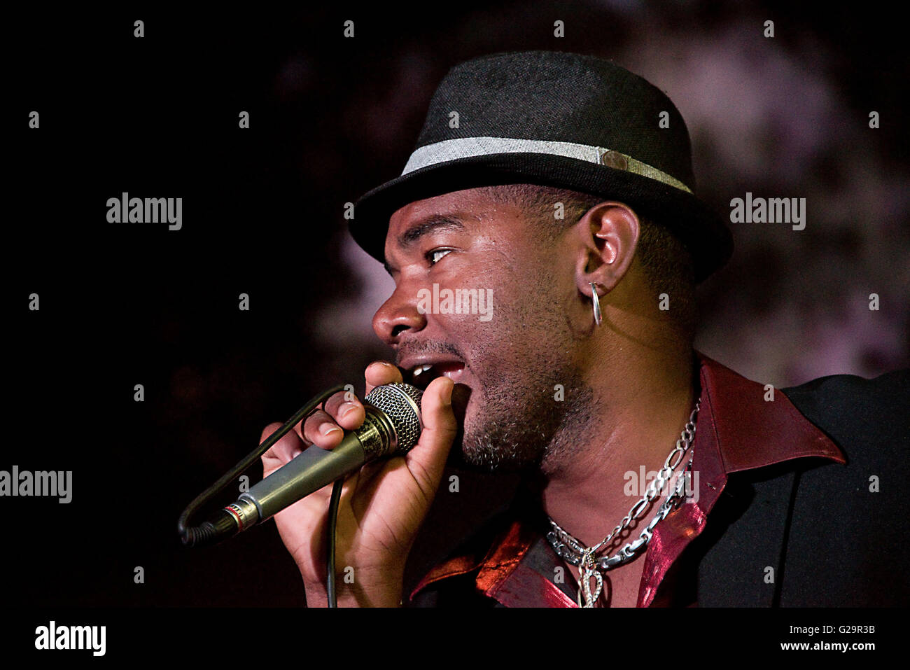 Chiusura del cantante in una Salsa cubana gruppo cantando per la gente del posto e i turisti presso la Casa de la Músíca in Trinidad, Cuba. Foto Stock