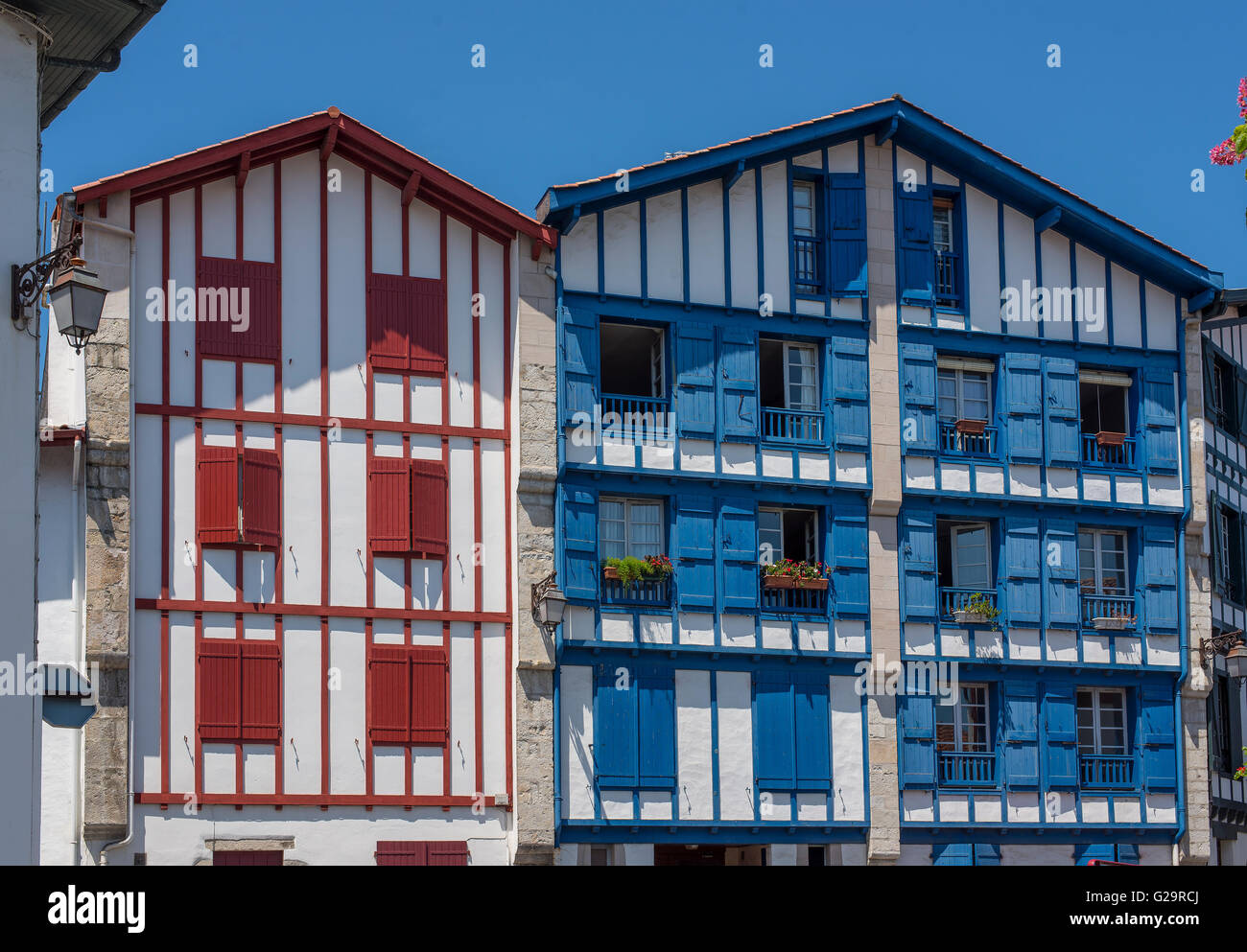 Edifici tipici del Paese Basco in una strada di Ciboure. Aquitaine, Francia. Foto Stock