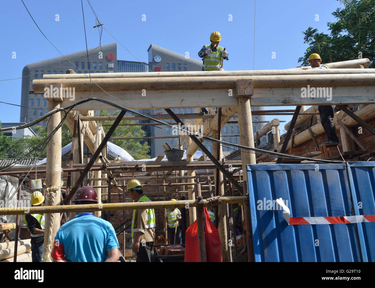 Lavoratori costruito una struttura in legno house di Pechino, Cina. Foto Stock