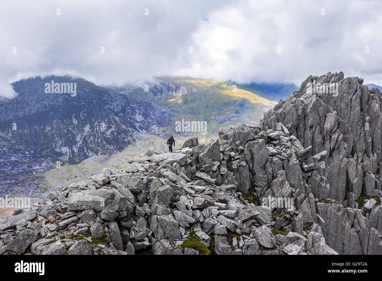 Un viandante sul vertice del Tryfan in Snowdonia Foto Stock