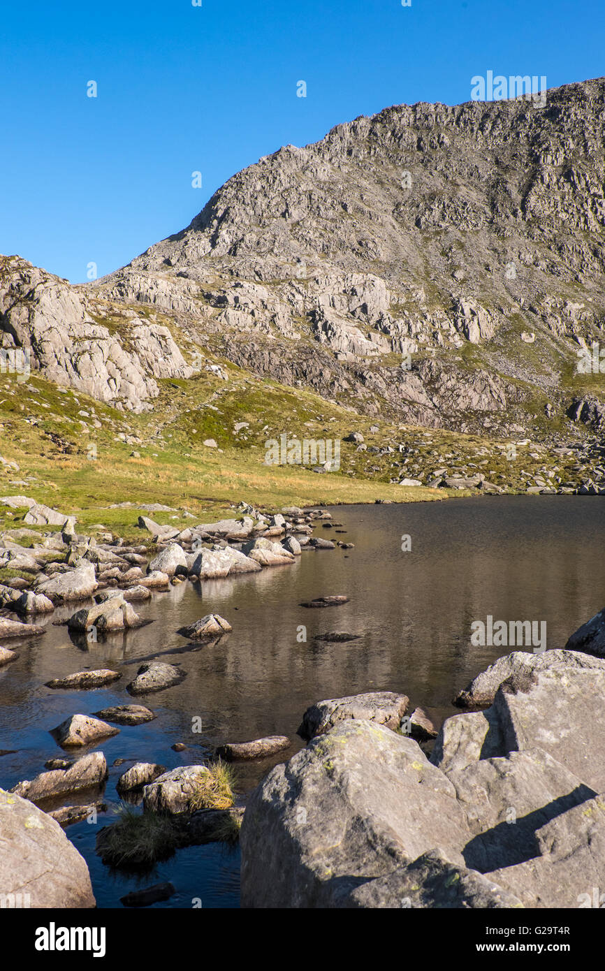 Glyder Fach nella Snowdonia, il Galles del Nord. Ispido Ridge si alza dal col sulla sinistra Foto Stock