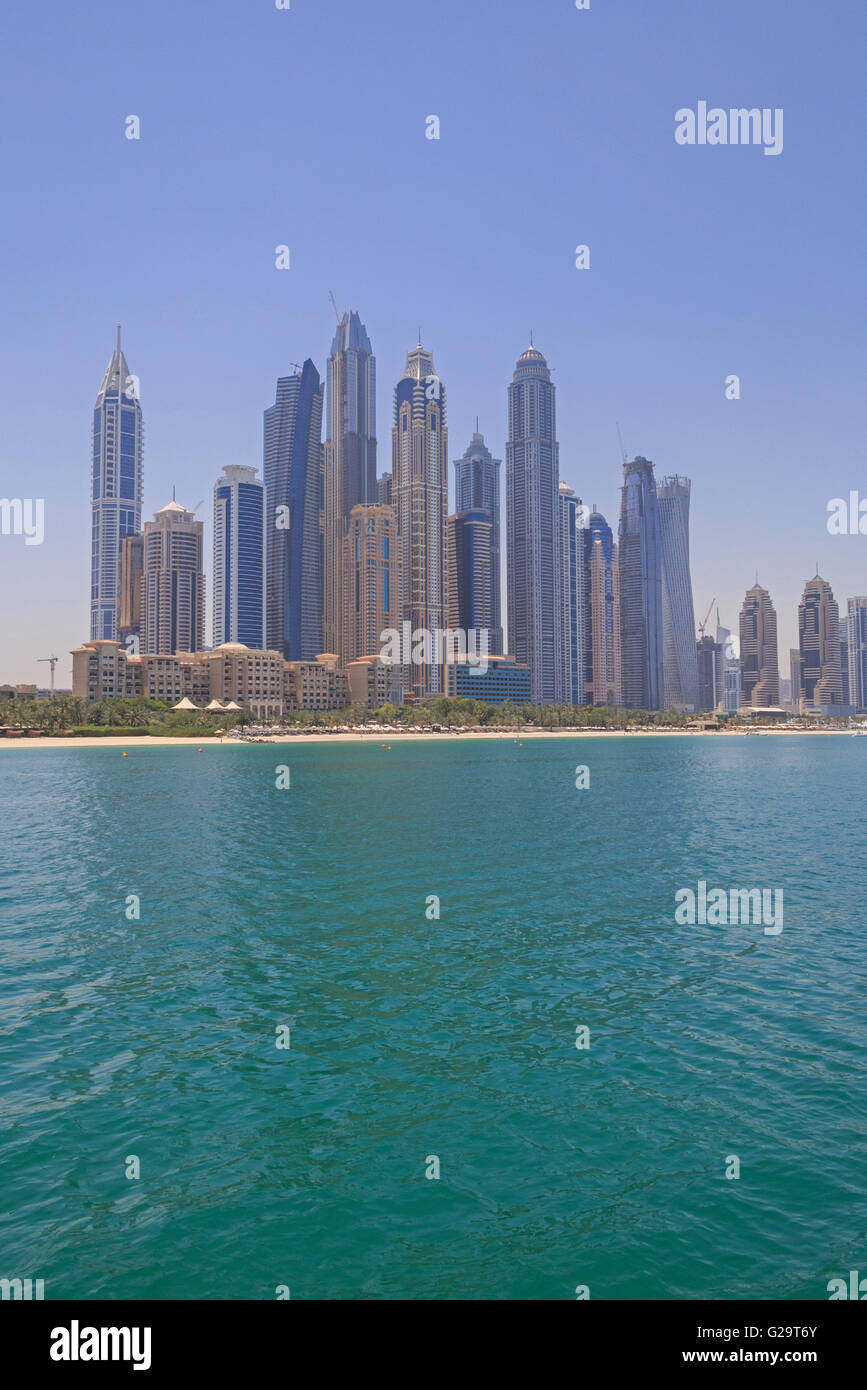 Vista sulla spiaggia di district Marina di Dubai dal mare Foto Stock