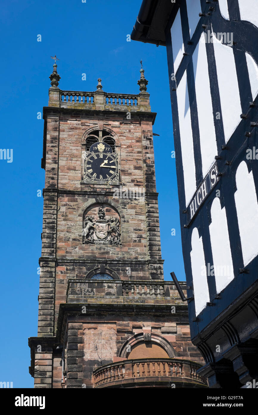 St Alkmund la Chiesa e un semi-edificio con travi di legno in High Street,Whitchurch, North Shropshire, Inghilterra, Regno Unito Foto Stock