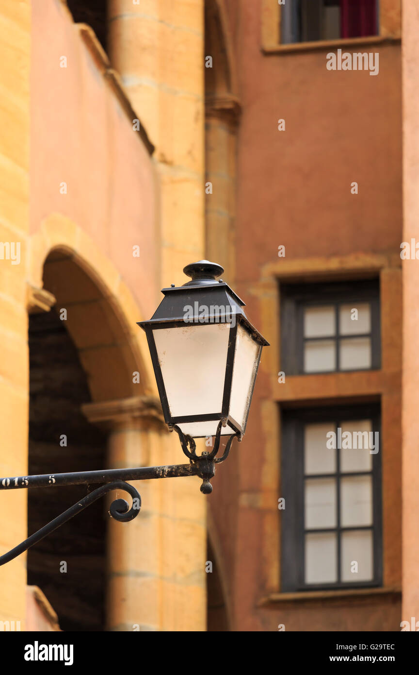 Lanterna ed edifici gialli in Vieux-Lyon, il centro della città vecchia di Lione, Francia. Foto Stock