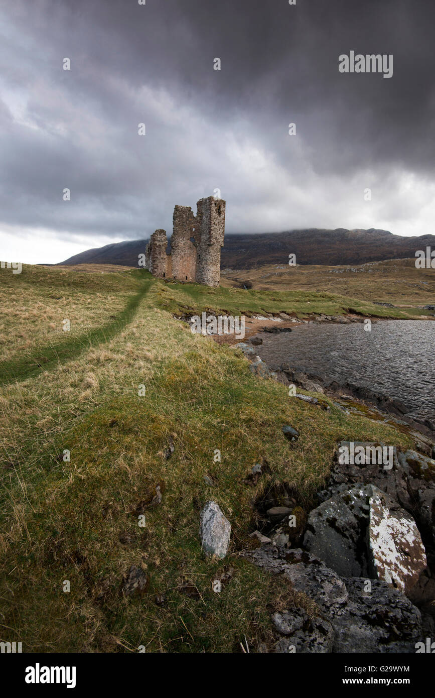 Moody. La luce del mattino al castello di Ardvreck, sul Loch Assynt Suthlerland in Scozia UK Foto Stock