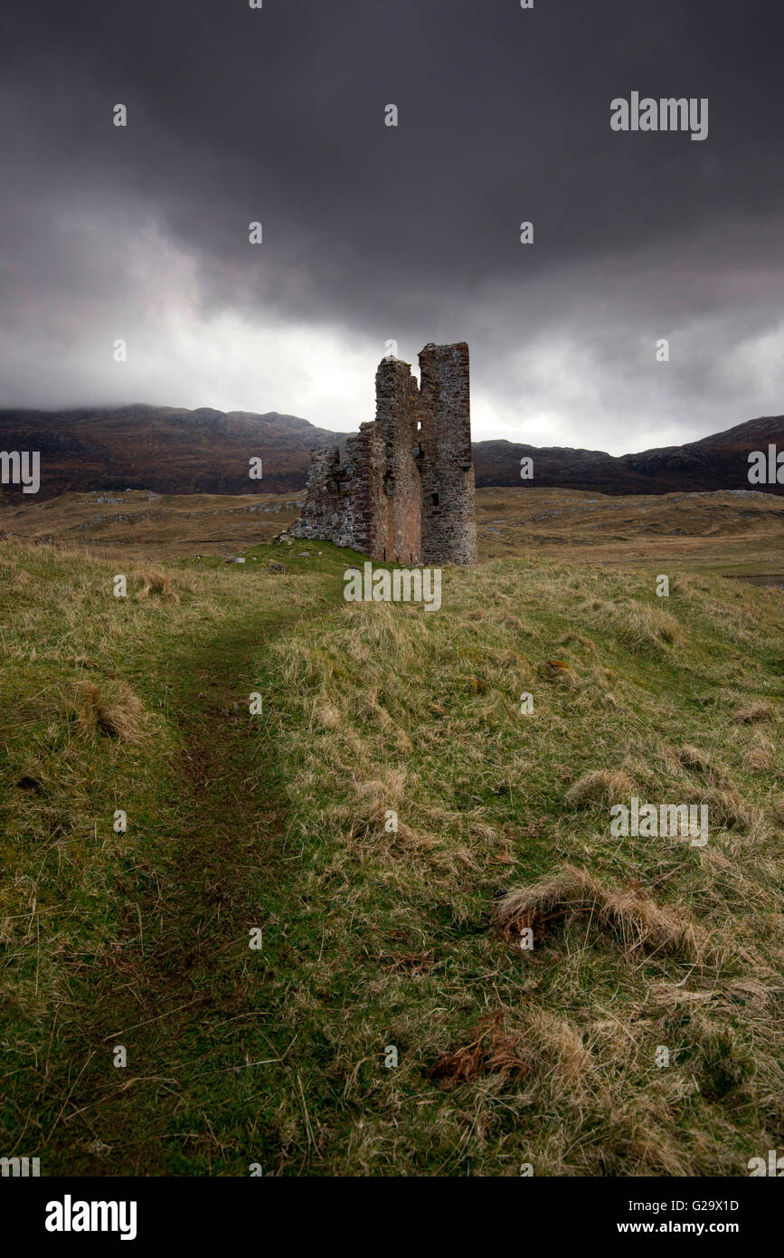 Moody. La luce del mattino al castello di Ardvreck, sul Loch Assynt Suthlerland in Scozia UK Foto Stock