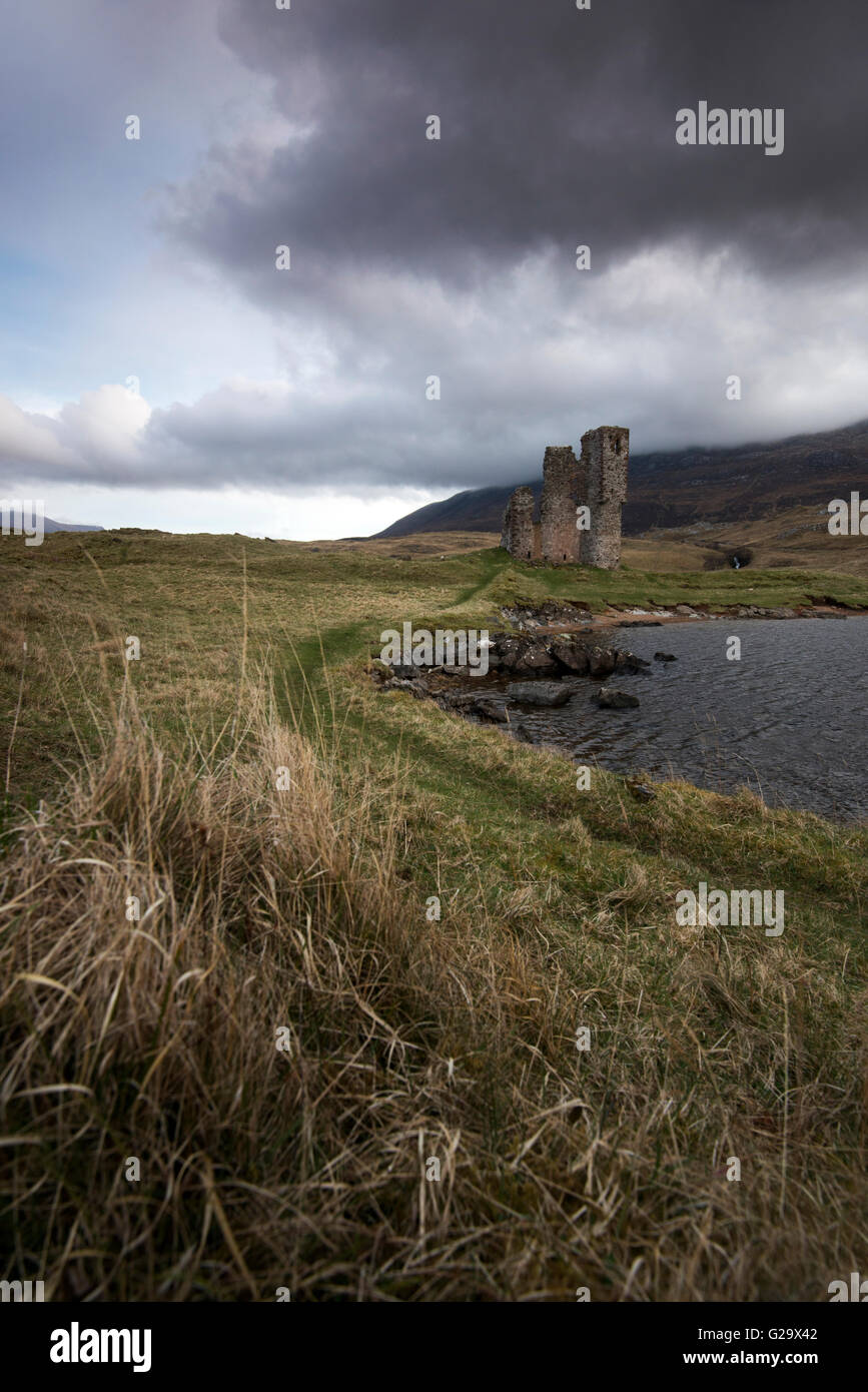 Moody. La luce del mattino al castello di Ardvreck, sul Loch Assynt Suthlerland in Scozia UK Foto Stock